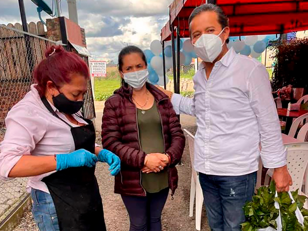 alcalde-Néstor-Orlando-Guitarrero-Sánchez-presente-en-los-mercados-campesinos-de-cota